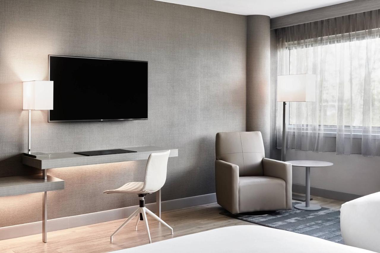 Ac Hotel By Marriott Плезантон Экстерьер фото